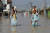 파키스탄 남성들이 29일(현지시간) 아이들을 무등 태우고 홍수로 불어난 도로 위를 걸어가고 있다. 로이터=연합뉴스