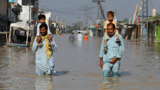 파키스탄 대홍수 피해액 13조…'앙숙' 인도에게 식량 손 벌렸다