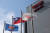 대만 신추시 TSMC 본사 앞에 걸린 대만 국기가 이 회사 사기와 함께 펄럭이고 있다. 로이터=연합뉴스 