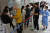 지난 29일 오전 서울 마포구보건소 코로나19 선별진료소를 찾은 시민들이 검사를 위해 줄을 서 있다. 연합뉴스