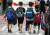 인천지역 일부 초등학교가 개학한 16일 오전 인천시 부평구 한 초등학교 인근에서 학생들이 사이좋게 등교하고 있다. 연합뉴스