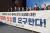 김영환 충북지사가 31일 국회 소통관에서 지역 국회의원들과 함께 호수권 규제 완화를 촉구하고 있다. 사진 충북도