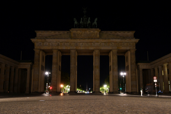 지난달 31일 불 꺼진 독일 베를린의 브란덴부르크 문. 베를린시는 최근 우크라이나전으로 에너지 대란이 일어나자 전기 절약을 위해 관광지의 전등을 모두 끄기로 결정했다. 로이터 