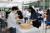 대교는 지난 8월 31일 서울시 관악구 대교타워 앞에서 ‘라이스 버킷 챌린지’ 참여를 위해 ‘기부 미(米)' & 북(BOOK)’ 캠페인을 진행했다. 사진 대교