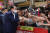 지난주 대구 서문시장을 찾아 시민들과 주먹 인사를 하던 윤석열 대통령의 모습. 뉴스1
