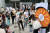 대교는 지난 8월 31일 서울시 관악구 대교타워 앞에서 '라이스 버킷 챌린지' 참여를 위해 '기부 미(米)' & 북(BOOK)' 캠페인을 진행했다. 사진 대교