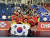 한국 남자 핸드볼 18세 이하 대표팀이 1일(한국시간) 바레인에서 열린 아시아청소년선수권 결승전에서 이란을 꺾고 우승한 뒤 태극기를 함께 펼친 채 환호하고 있다. 사진 대한핸드볼협회