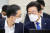 이재명 더불어민주당 대표(오른쪽)와 정성호 의원이 지난달 29일 서울 여의도 국회에서 열린 국방위원회 전체회의에서 이야기를 나누고 있다. 뉴스1