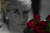 8월 31일 영국 런던 켄싱턴궁 앞 다이애나를 추도하는 사진 앞에 놓인 장미 꽃다발. AP=연합뉴스