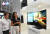 IFA 2022에서 LG전자 모델들이 벤더블 게이밍 올레드 TV ‘플렉스(Flex)’를 소개하고 있다. 사진 LG전자