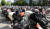 배달노동자들이 지난 5월 서울 송파구 배달의 민족 본사 앞에서 '배달의민족은 배달료 거리 깎기 중단하라' 촉구 집회를 갖고 있다. 뉴스1