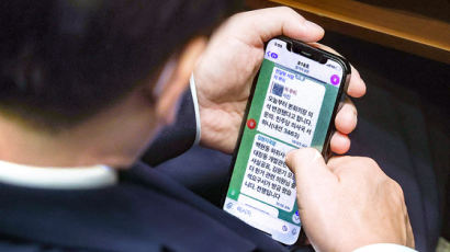 '명당' 자리인데 찍혔다…이재명 '전쟁' 문자 일부러 노출?