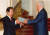 1994년 한국과 러시아의 정상회담에서 김영삼 대통령이 옐친 대통령으로부터 6.25 전쟁기록 복사본을 받고 있다. 이 기록엔 북한의 '남침' 사실이 명시돼 있다. [중앙포토]
