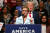 미국 알래스카 연방하원의원에 공화당 후보로 나선 세라 페일린 전 공화당 부통령 후보가 지난 7월9일 앵커리지에서 도널드 트럼프 전 대통령과 함께 집회를 열고 있다. AFP=연합뉴스
