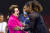 미국 여자 테니스의 전설 빌리 진 킹(왼쪽)과 인사하는 윌리엄스. [AFP=연합뉴스]