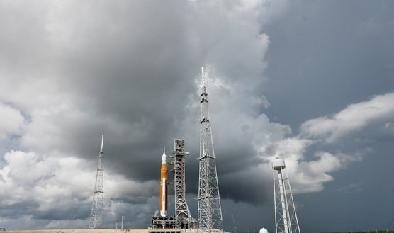 미국 플로리다주 케네디 우주센터에 '아르테미스 1호'가 발사대에 세워져 있다. 로이터=뉴스1