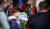 추모객들이 고르바초프 전 대통령 시신 앞에서 장미꽃을 헌화하며 애도하고 있다. AFP=연합뉴스 