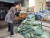 4일 오후 경남 창원시 마산합포구 마산어시장에서 한 상인이 태풍 힌남노 내습 시 사용할 모래주머니를 가게 앞 쌓아두고 있다. 안대훈 기자