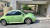 한 빌라의 주차장 입구를 막은 연두색 차량. 사진 보배드림 캡처