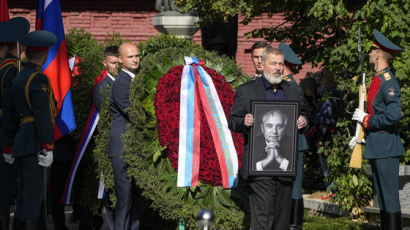 고르바초프 장례식, 노벨평화상 무라토프가 영정 들었다