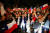 4일(현지시간) 칠레 발파라이소에서 개헌 반대파 주민들이 국민투표 부결 소식에 국기를 흔들며 환호하고 있다. 로이터=연합뉴스