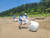 지난 7월 16일 섬마을봉사연합 회원들이 볼음도에서 해양쓰레기 수거 작업을 하고 있다. 사진 윤승철