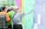 지난 6월 21일 오후 경기 수원시 팔달구 화성행궁에서 열린 '2022년 노인 일자리 채용 한마당'에서 어르신들이 구직활동을 하고 있다. 뉴스1