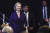 5일 영국 보수당 대표 선거 결과가 발표되는 런던 퀸엘리자베스2세센터에 도착하는 리즈 트러스 외무장관(왼쪽)과 리시 수낵 전 재무장관. 트러스는 57.4%의 표를 받아 신임 대표가 됐다. [AP=연합뉴스]