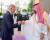 조 바이든(왼쪽) 미국 대통령과 무함마드 빈 살만 사우디아라비아 왕세자가 지난 7월 사우디아라비아 제다에서 만나 주먹인사를 하고 있다. 로이터=연합뉴스