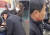 서울 지하철 9호선에서 휴대폰으로 60대 남성을 폭행한 20대 여성[유튜브 BMW TV 캡처]