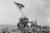 AP통신의 조 로즌솔이 1945년 2월 23일 제2차 세계대전 당시 일본 이오지마섬 스리바치산 정상에서 찍은 ‘이오지마에 성조기를 올리는 해병들’이라는 제목의 사진. AP=연합뉴스