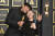 지난 3월 27일(현지시간) 제94회 아카데미 시상식에서 영화 '코다'로 남우조연상을 수상한 배우 트로이 코처(왼쪽)와 상을 시상한 배우 윤여정. 코처의 손모양은 '사랑합니다'를 뜻하는 수어다. AFP=연합뉴스