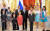 크렘린궁에서 열린 2015년 다자녀 가정 포상 행사에서 푸틴 대통령이 아이가 9명인 가족과 기념촬영을 하고 있다. [사진 크렘린궁]