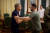 지난 6월 20일 우크라이나 키이우에서 벤 스틸러(왼쪽)가 볼로디미르 젤렌스키 우크라이나 대통령과 만나고 있다. 로이터=연합뉴스