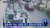 지난달 30일 전북 군산의 한 골목길에서 출동한 경찰이 심정지로 쓰러진 50대 남성 A씨의 주머니를 뒤져 신분증을 찾고 있다. 사진 MBN 캡처