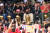 NBA 파이널 6회 우승을 합작한 피펜(왼쪽 셋째)과 조던(가운데). AP=연합뉴스
