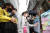 인천 논현경찰서 경찰관들이 지난 3월 24일 인천시 남동구 논현역 인근에서 학생들을 대상으로 학교폭력 예방 컨설팅을 하고 있다. 뉴스1