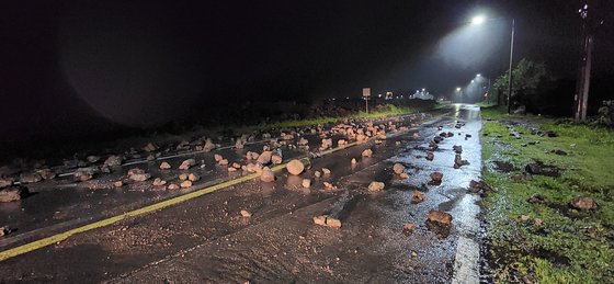 제주도가 태풍 힌남노 영향권에 든 6일 새벽 서귀포 해안도로에 돌들이 밀려와 있다. 연합뉴스