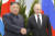 지난 2019년 4월 러시아 블라디보스토크를 방문한 김정은 북한 국무위원장(왼쪽)이 블라디미르 푸틴 러시아 대통령과 만나 악수하고 있다. EPA=연합뉴스