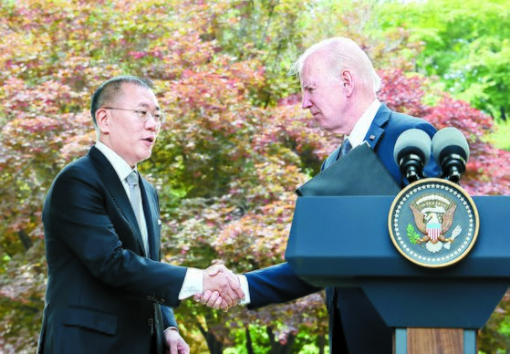 조 바이든 미국 대통령(오른쪽)이 지난 5월 서울 그랜드 하얏트 호텔에서 정의선 현대차그룹 회장과 면담하며 악수하고 있다. 연합뉴스