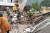 중국 구조대원들이 6일(현지시간) 쓰촨성 남서부 루딩현 모시타운에서 실종자를 찾기 위해 붕괴된 주택의 잔해물 제거 작업을 하고 있다. 신화=연합뉴스