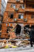 6일(현지시간) 한 남성이 지진 현장을 지나고 있다. AFP=연합뉴스