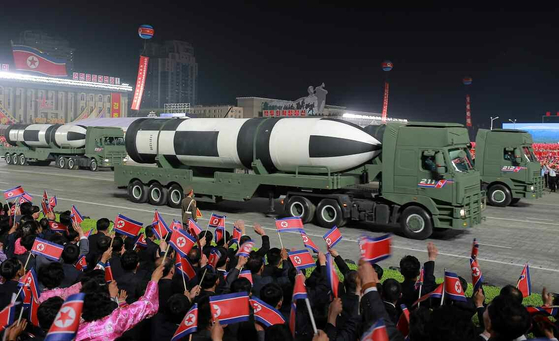 지난 4월 북한이 인민군 창건 90주년 열병식에서 선보인 신형 잠수함발사탄도미사일(SLBM)의 모습. 노동신문=뉴스1