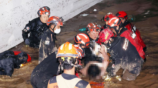 [속보] 지하주차장서 1명 또 구조, 이번엔 51세 여성 생존자