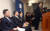 2006년 12월 7일 당시 채동욱 대검찰청 중앙수사부 수사기획관이 ‘론스타 사건’ 중간수사결과를 발표하고 있다. 왼쪽에서 두 번째가 윤석열 검사(현 대통령). 강정현 기자