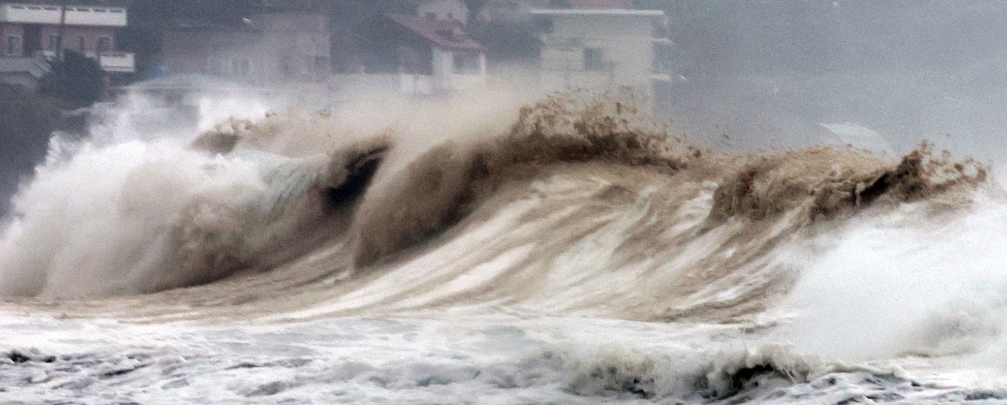 태풍 힌남노가 한반도를 향해 북상 중인 5일 오전 제주도 서귀포 해안에 파도가 치고 있다.연합뉴스