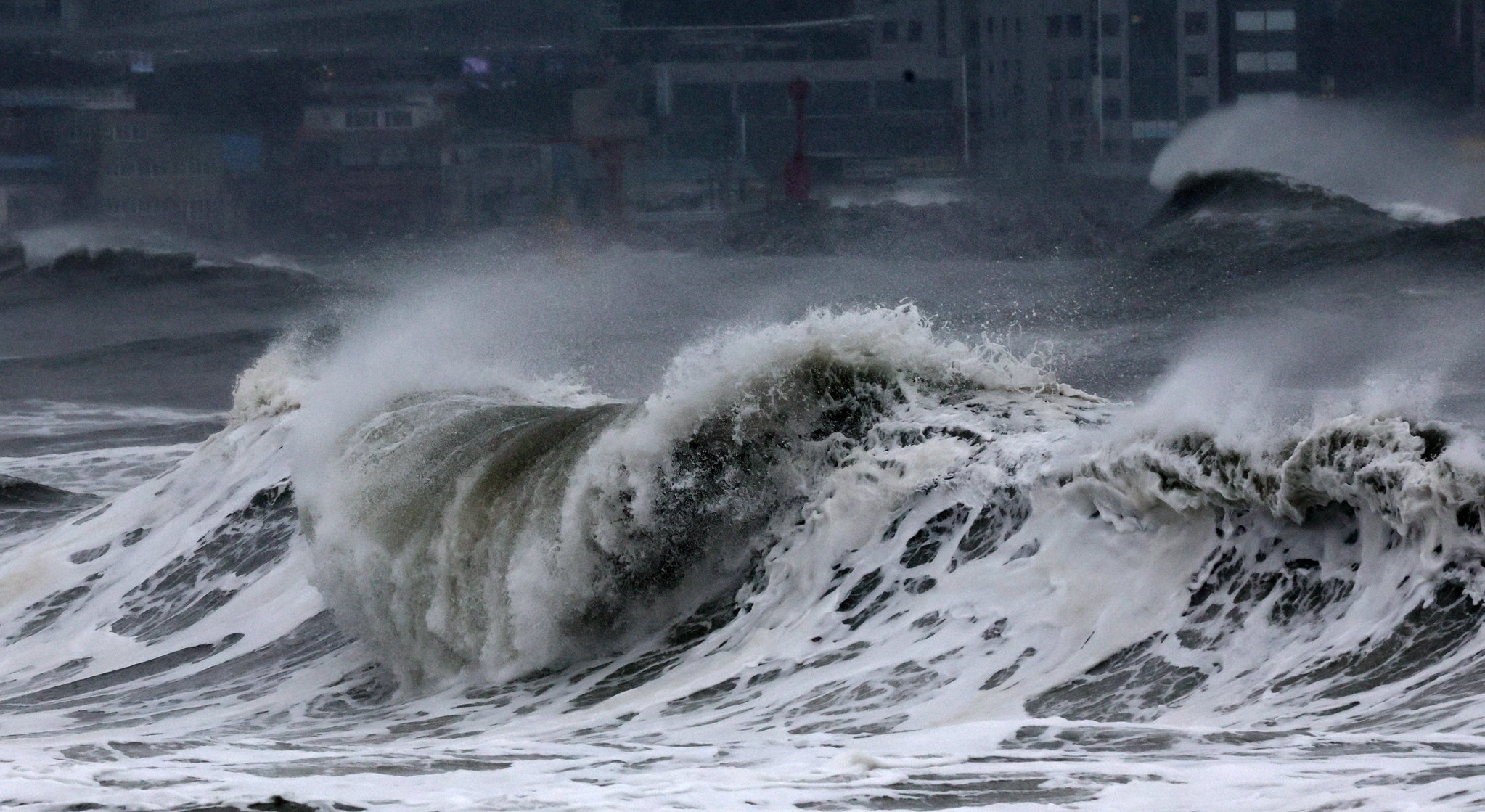 제11호 태풍 '힌남노'가 북상 중인 5일 밤 부산 해운대구 해운대해수욕장에 거센 파도가 몰아치고 있다. 송봉근 기자