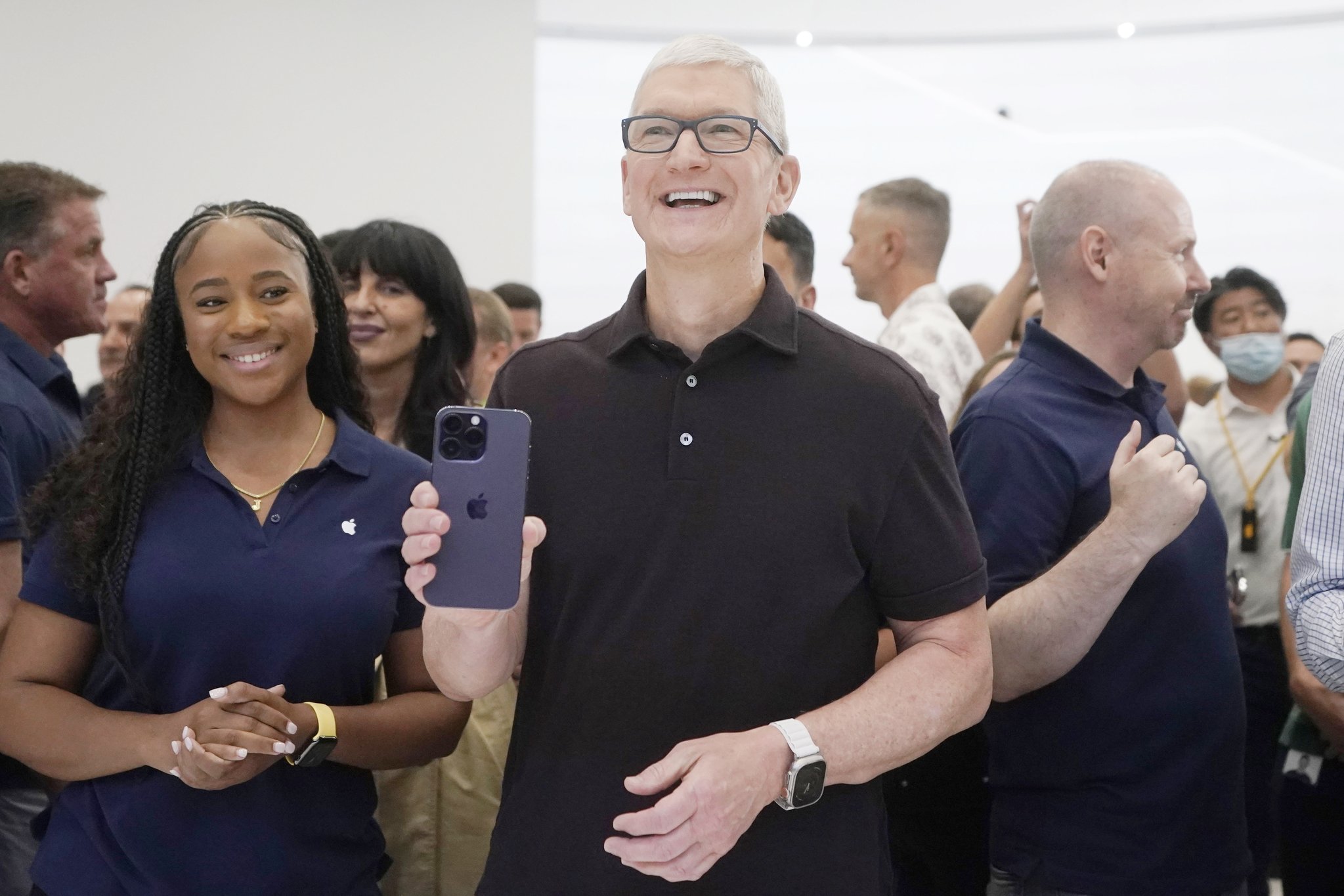 팀 쿡 애플 최고경영자(CEO)가 7일(현지시간) 미국 캘리포니아주 쿠퍼티노 애플 파크에서 열린 행사에서 아이폰14 모델을 들고 있다. AP=연합뉴스
