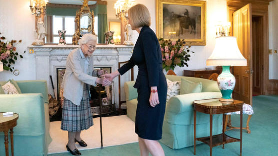 총리 임명 행사 치른 영국 여왕, 휴식 권고에 일정 취소