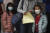 지난 2월 25일 홍콩의 어린이들이 코로나19 백신을 접종하기 위해 기다리고 있다. AP=연합뉴스